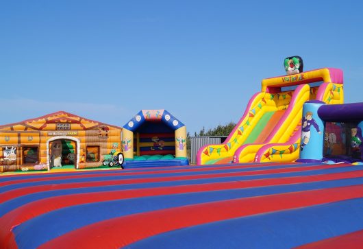 bouncy-castles-3567019-1280-1