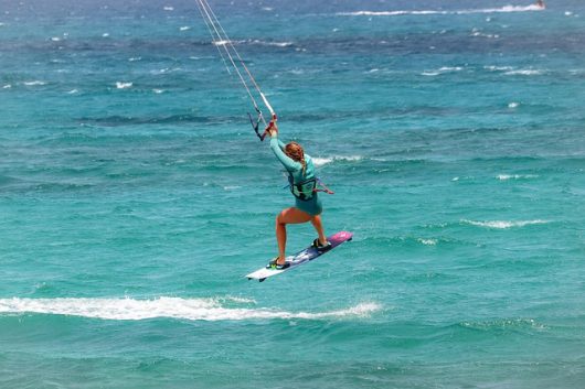 kite-surfing-7244337-640